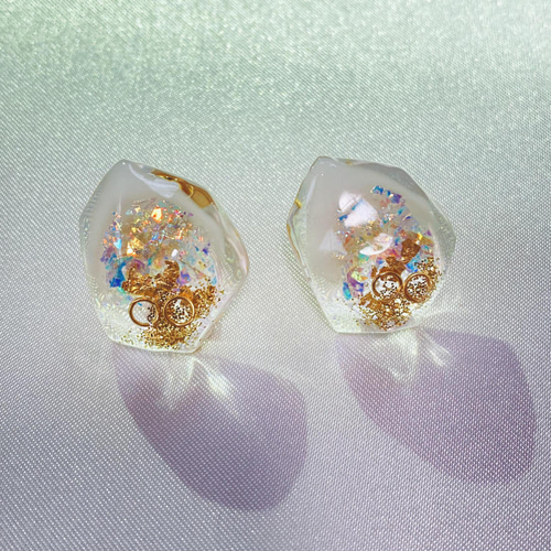 送料無料】鉱石レジン ホログラム 大ぶりピアス(ホワイト) ピアス  