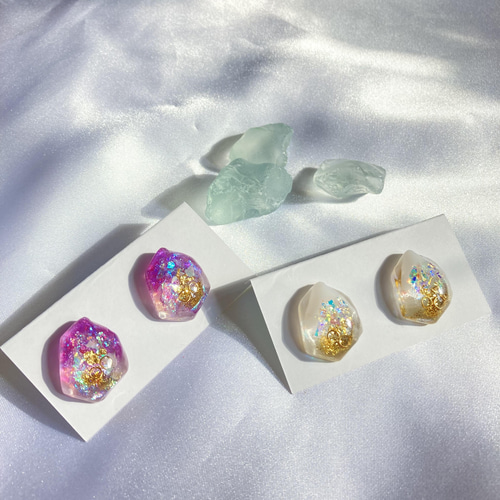 送料無料】鉱石レジン ホログラム 大ぶりピアス(ホワイト) ピアス 