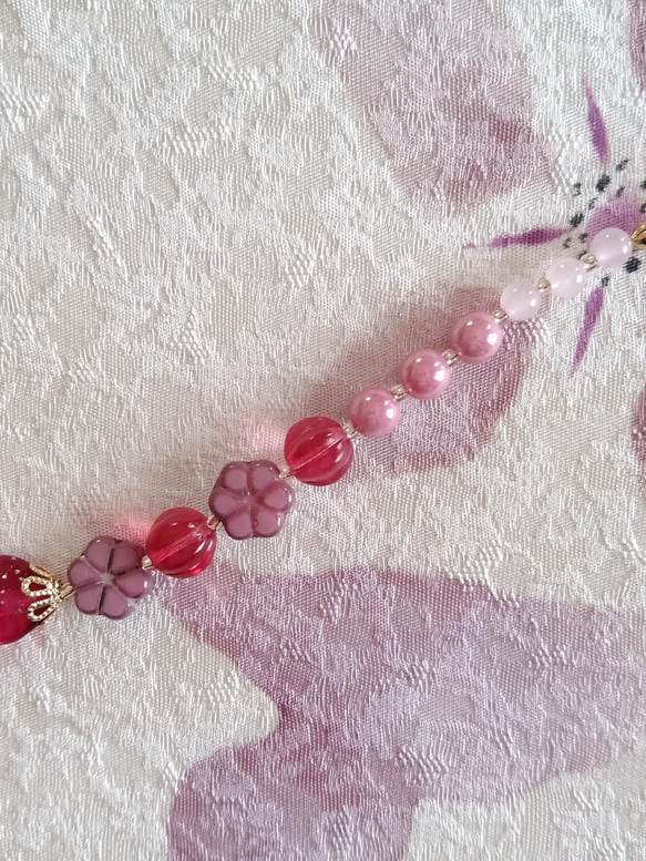 天然石とお花チェコビーズのキュートな羽織紐 クリップタイプ　ピンク、ローズクォーツ 5枚目の画像
