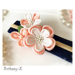 優しい色の髪飾り♡◆ミニブーケのような髪飾り(下がりなし)◆桜×白色のつまみ細工　BETHANY-K　ベサニK製作所 2枚目の画像
