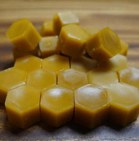 日本蜜蜂 ニホンミツバチ 蜜蝋 ミツロウ キャラメル色 50g 自家