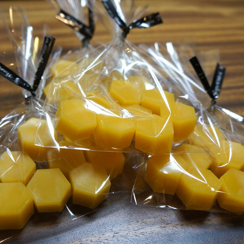 日本蜜蜂 ニホンミツバチ 蜜蝋 ミツロウ 50g 自家精製 オレンジ色