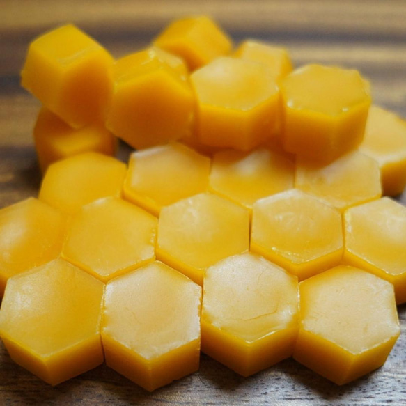 日本蜜蜂 ニホンミツバチ 蜜蝋 ミツロウ 50g 自家精製 オレンジ