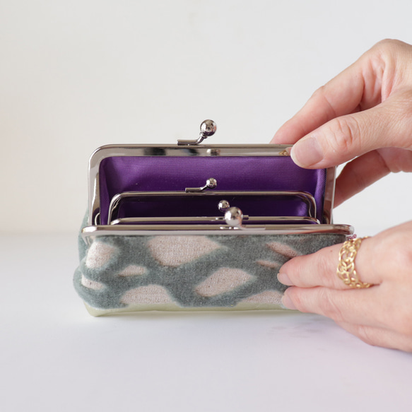 親子扣環錢包/飾品包，天鵝絨布料和牛皮材質，薄荷綠×鉑金 第3張的照片