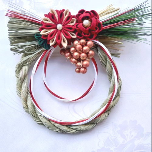 しめ飾り　正月飾り 水引リース×つまみ細工　 ハンドメイド　しめ縄 つまみ細工 しめ縄飾り 正月用 水引 小さめ しめ縄・しめ飾り アトリエ