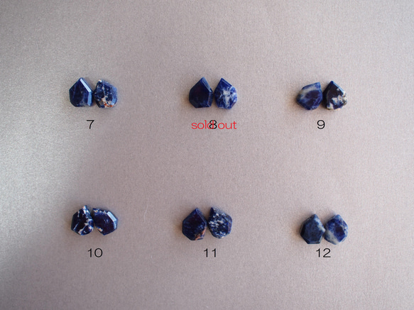 【半額SALE】ソーダライト ラフスライスカット 14kgf 伯林青色のピアス（イヤリング変更可） 6枚目の画像