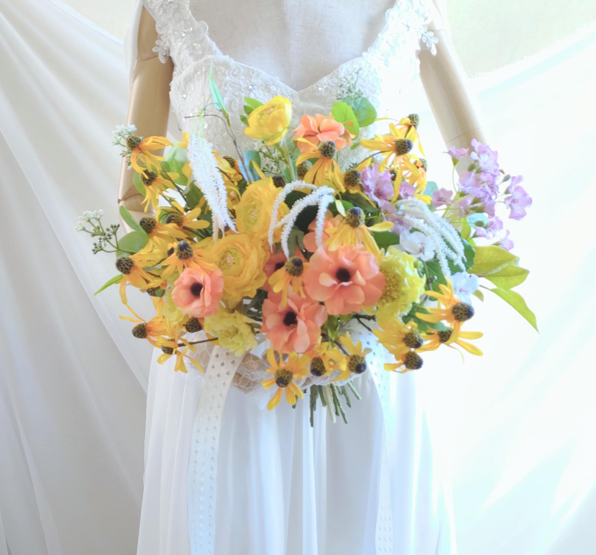 ウエディングブーケ(ルドベキア、ラナンキュラスのあたたかな色を束ねて)ブートニア込み世界で１つ貴女だけにお勧めします
