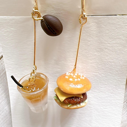 ミニチュアフードのハンバーガー＆カフェラテ＊一粒珈琲豆付き＊耳元で揺れるアクセサリー 3枚目の画像