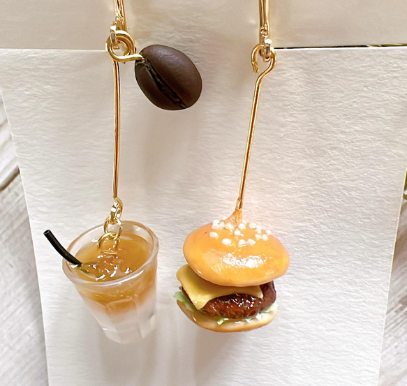 ミニチュアフードのハンバーガー＆カフェラテ＊一粒珈琲豆付き＊耳元で揺れるアクセサリー 3枚目の画像