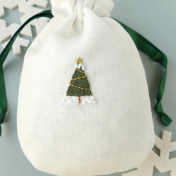 クリスマスツリー＊リネンの手刺繍巾着ポーチ＊ 3枚目の画像