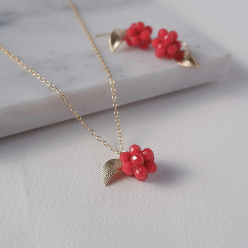 14KGF 赤珊瑚の揺れる木苺ネックレス -いちご 木の実 3月誕生石 秋色