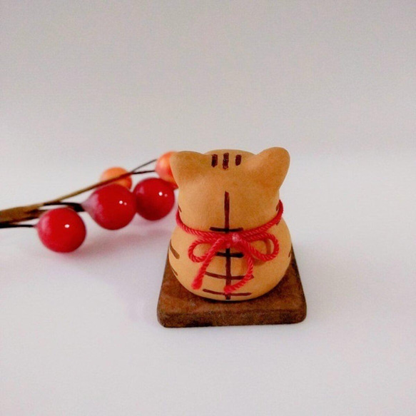 素焼きの“福猫だるま”　(茶トラ） 4枚目の画像