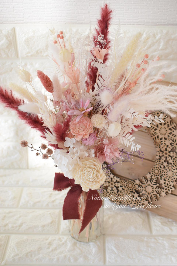 ラズベリーカラー ドライフラワー ブーケスワッグ マタニティフォト 前