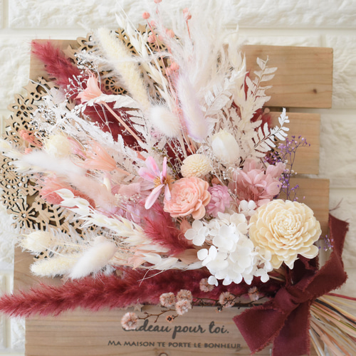 ラズベリーカラー ドライフラワー ブーケスワッグ マタニティフォト 前