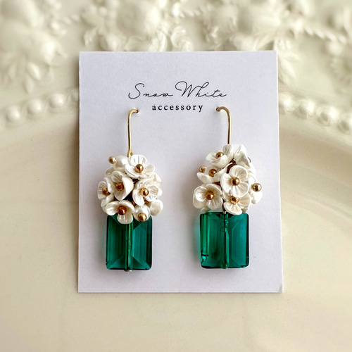 グリーンスクエアガラスビーズと白い花の上品かわいいブーケピアス