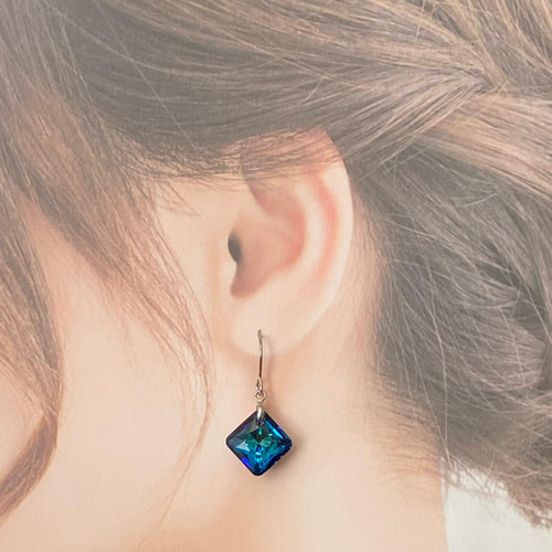 スワロフスキー　ピアス　アイコニックスワン　ブルー　グラデ　正規品　美品 SWAROVSKI - スワロフスキー グラデーションピアス ブルーSALEの