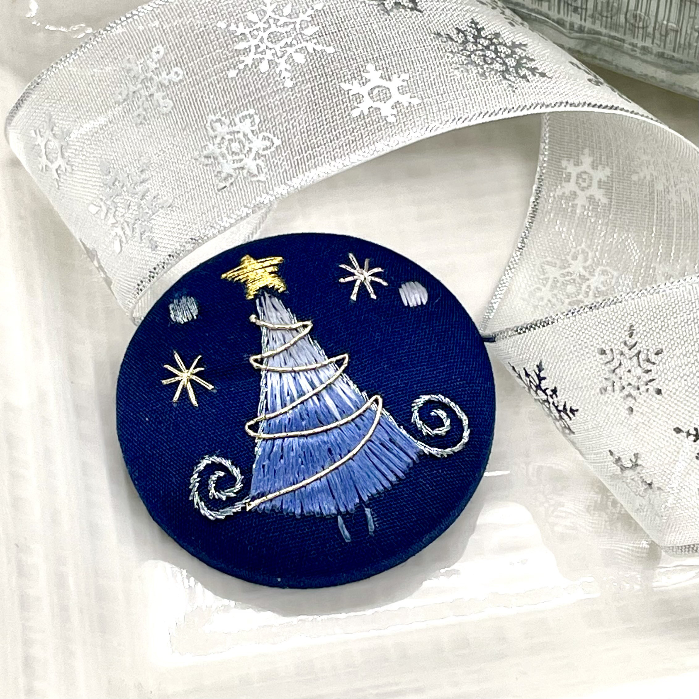 No.514　クリスマスの可愛い訪問者　刺繍ブローチ No.514　クリスマスの可愛い訪問者　刺繍ブローチ