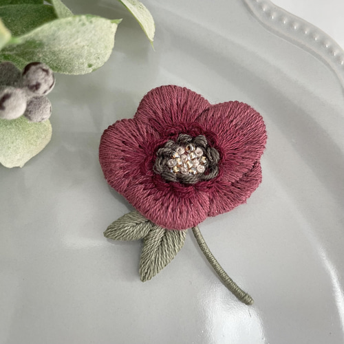 クリスマスローズの刺繍ブローチ＊ダークピンク ブローチ