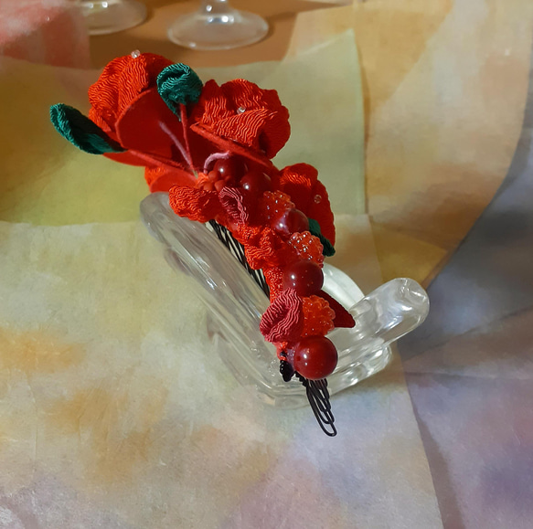 #つまみ細工#　真っ赤な薔薇と果実のコーム 5枚目の画像