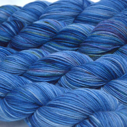 手染め糸　ファインウール　ソックヤーン　blue nijiyarn 1枚目の画像