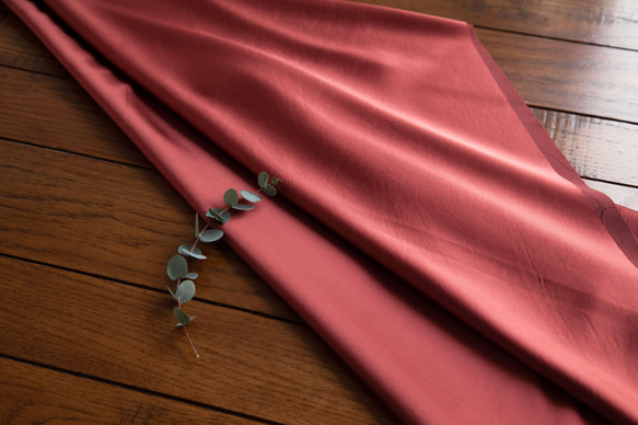 NO.8 サテン織りの薄地トリアセテート「サステナブル素材」 ROSE RED 1枚目の画像