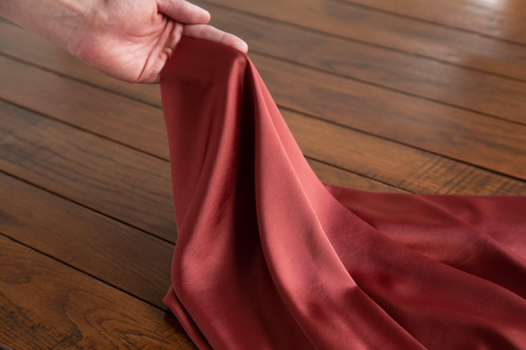NO.8 サテン織りの薄地トリアセテート「サステナブル素材」 ROSE RED 2枚目の画像