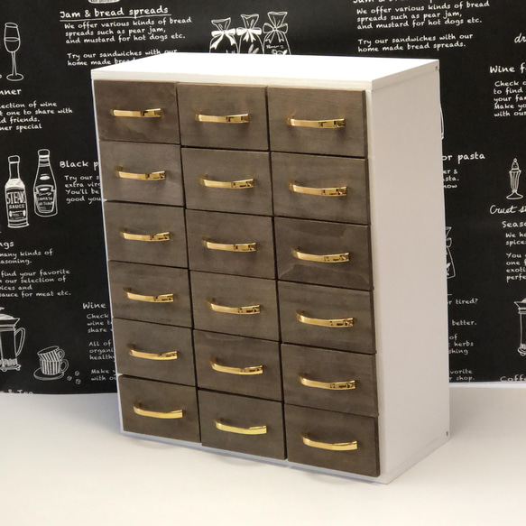 18杯の引き出しチェスト