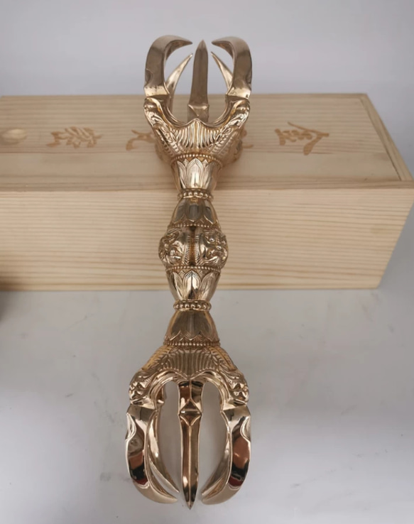 仏教法具 法器 真言宗 胎蔵界 鬼面五鈷杵 金剛杵 寺院用仏具 真鍮製 23cm 密教法具 真言宗金剛杵 鬼面五鈷杵(胎蔵界）寺院用仏具 真鍮製