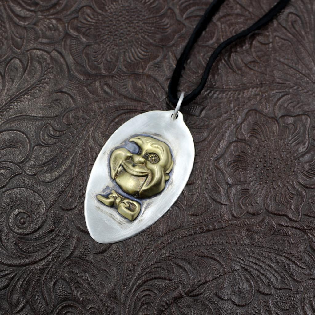 暗がりの腹話術人形｜シルバー｜真鍮｜スプーンペンダント｜ネックレスレザーロープ付｜ホラー｜コミカル｜刻印｜サバティカル