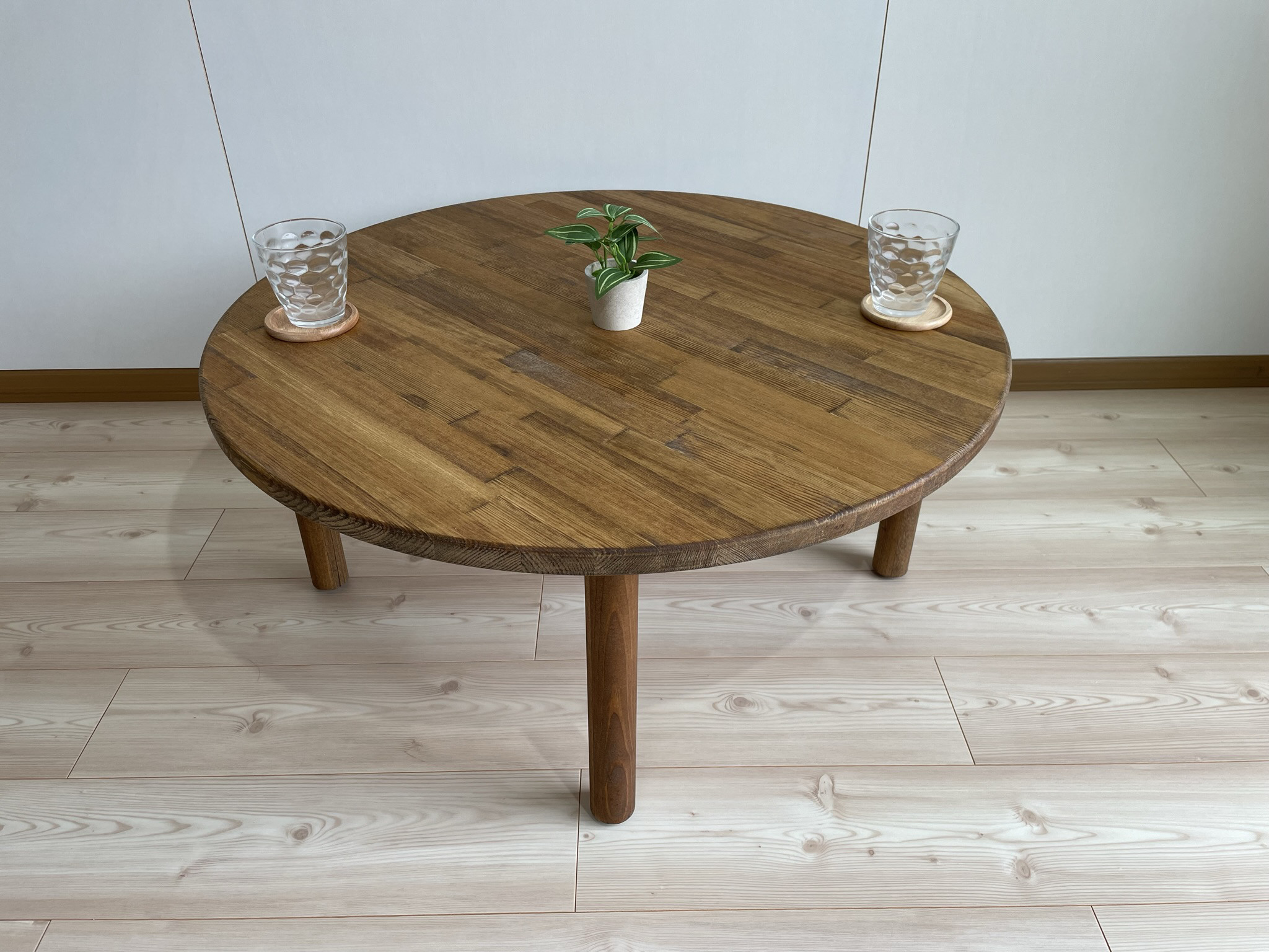 木のぬくもり感じる丸型テーブル/丸脚/ミディアムウォルナット