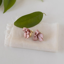 [限時顏色] Kutakuta Ribbon Earrings / Earrings (Nude Pink) 第7張的照片