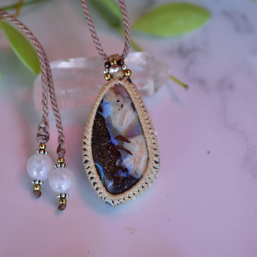 はっとするほど美しい大粒ボルダーオパールです