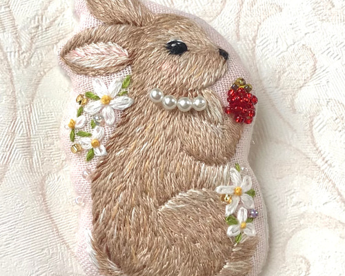 うさぎ ブローチ ビーズ ハンドメイド 手刺繍 刺繍 木苺