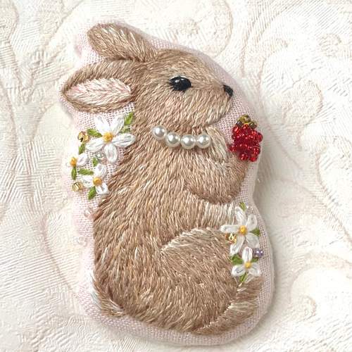 うさぎ ブローチ ビーズ ハンドメイド 手刺繍 刺繍 木苺 ブローチ 