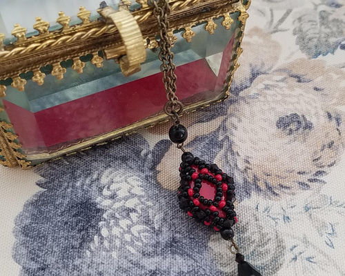 赤いペンダントの黒ビーズネックレス 赤×黒のビーズネックレス ネックレス・ペンダント infinity mu