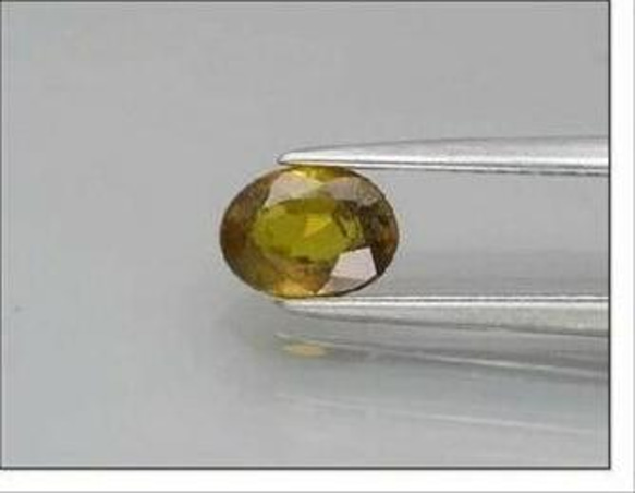 天然石 スフェーン ルース 0.80ct 非加熱 マダガスカル産　 虹が煌めくグリーン・イエローカラー！ 2枚目の画像