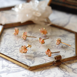 由未加工的日光石製成的小巧耳環（一件） 第3張的照片