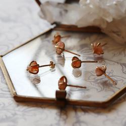 由未加工的日光石製成的小巧耳環（一件） 第4張的照片