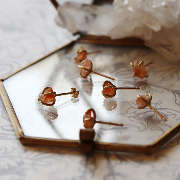 由未加工的日光石製成的小巧耳環（一件） 第4張的照片