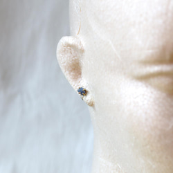 藍寶石原石小巧耳環（一件/一隻） 第7張的照片