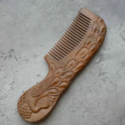 高級木材 天然木の櫛 緑檀 両面彫り くし クジャク 神の使い 孔雀