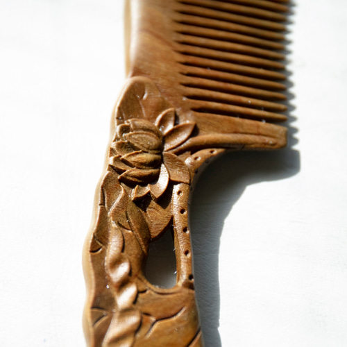 072561  高品質　檀木櫛　蓮花彫り54＊118ミリ 072561 高品質 檀木櫛 蓮花彫り54＊118ミリ 072561 高品質 檀木櫛 蓮花