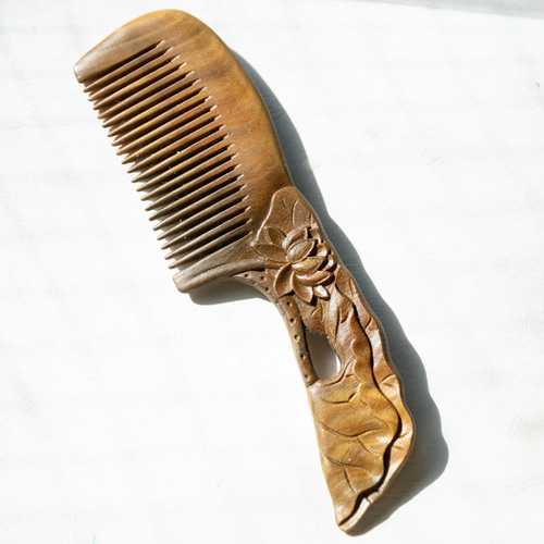 072561  高品質　檀木櫛　蓮花彫り54＊118ミリ 072561 高品質檀木櫛蓮花彫り54＊118ミリ