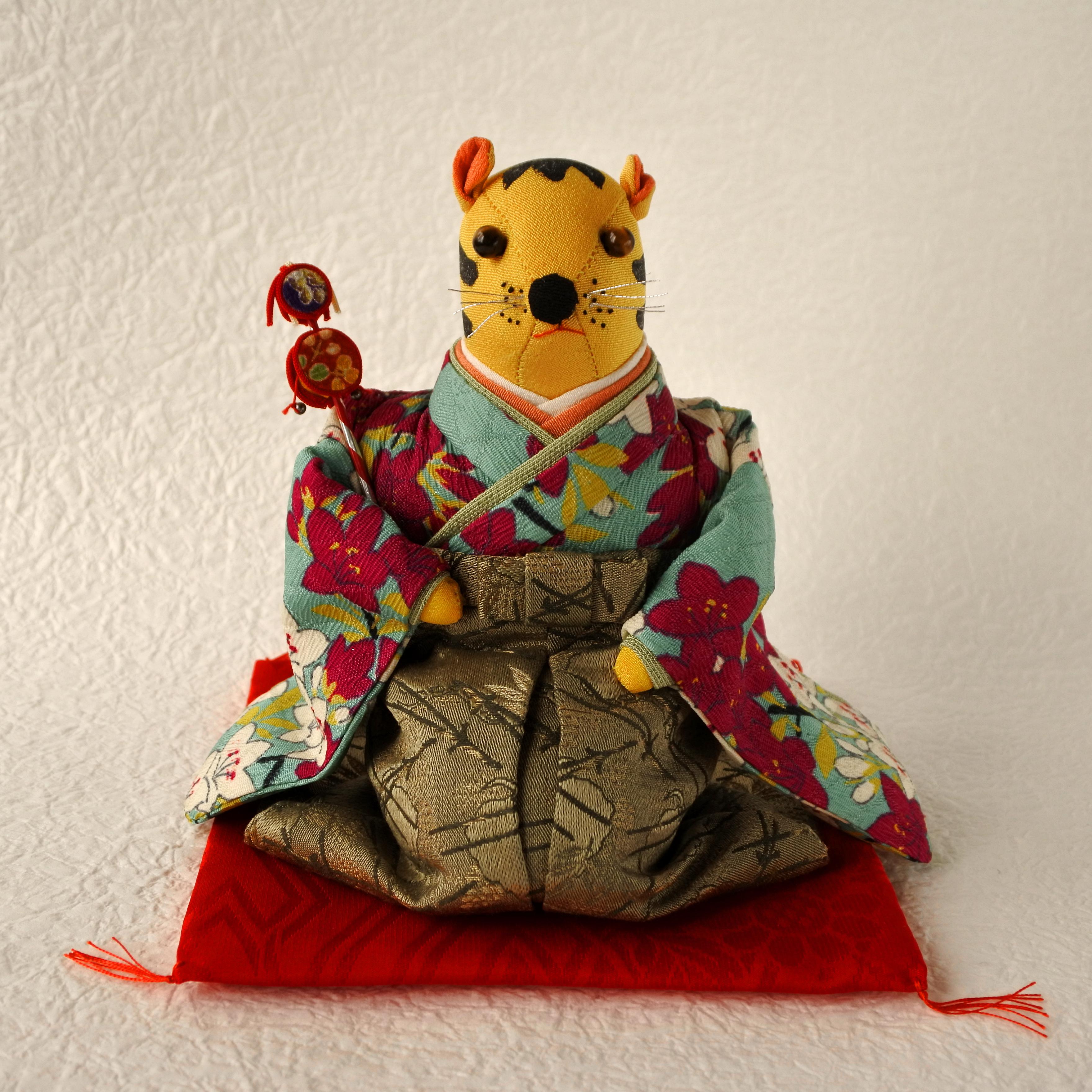 干支寅　古布　着物男の子人形　b-4