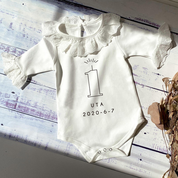 數量多且數量有限 ◎ 1 歲褶邊連衣褲輪廓 出生日期 數字 女孩 嬰兒禮物 第1張的照片