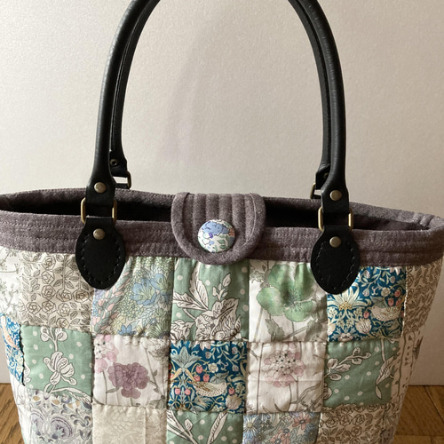 ✿リバティ✕パッチワーク✿　カテドラルウィンドウのハーフムーンバック　〈グレー〉 ✿リバティ✕パッチワーク✿ ご注文品 カテドラルウィンドウの