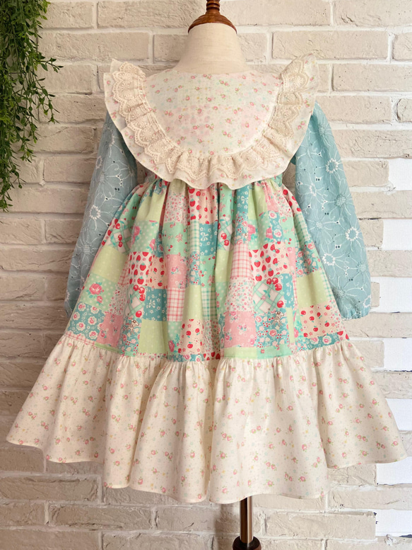 子供服 イチゴ＆パッチワーク柄のフリルたっぷりワンピースドレス 110  