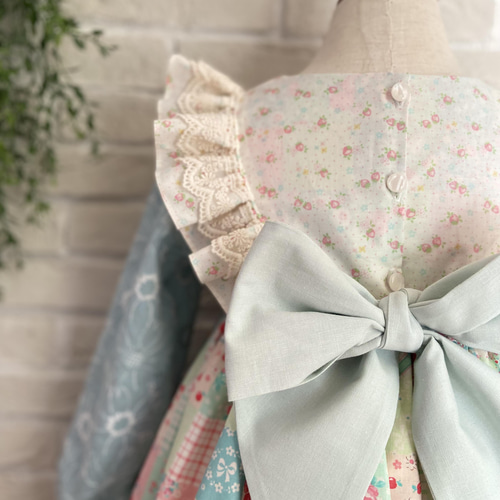 子供服 イチゴ＆パッチワーク柄のフリルたっぷりワンピースドレス 110  