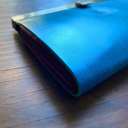 [按訂單生產 ◆生產週期約3個月] 長錢包 * 可容納16張卡“avanico” Lugato 肩膀（天藍×波爾多） 第2張的照片