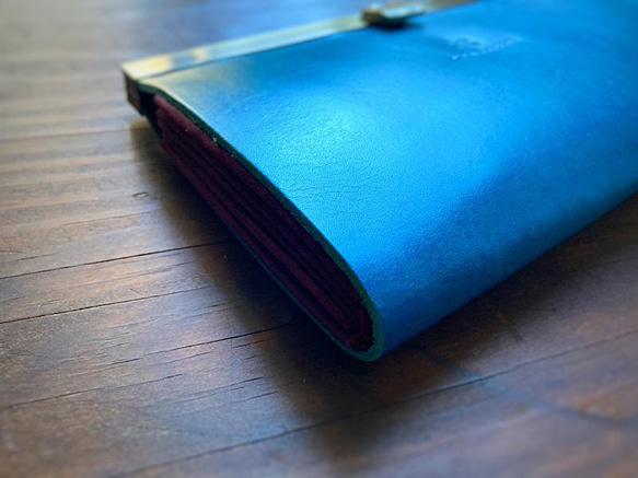 [按訂單生產 ◆生產週期約3個月] 長錢包 * 可容納16張卡“avanico” Lugato 肩膀（天藍×波爾多） 第2張的照片